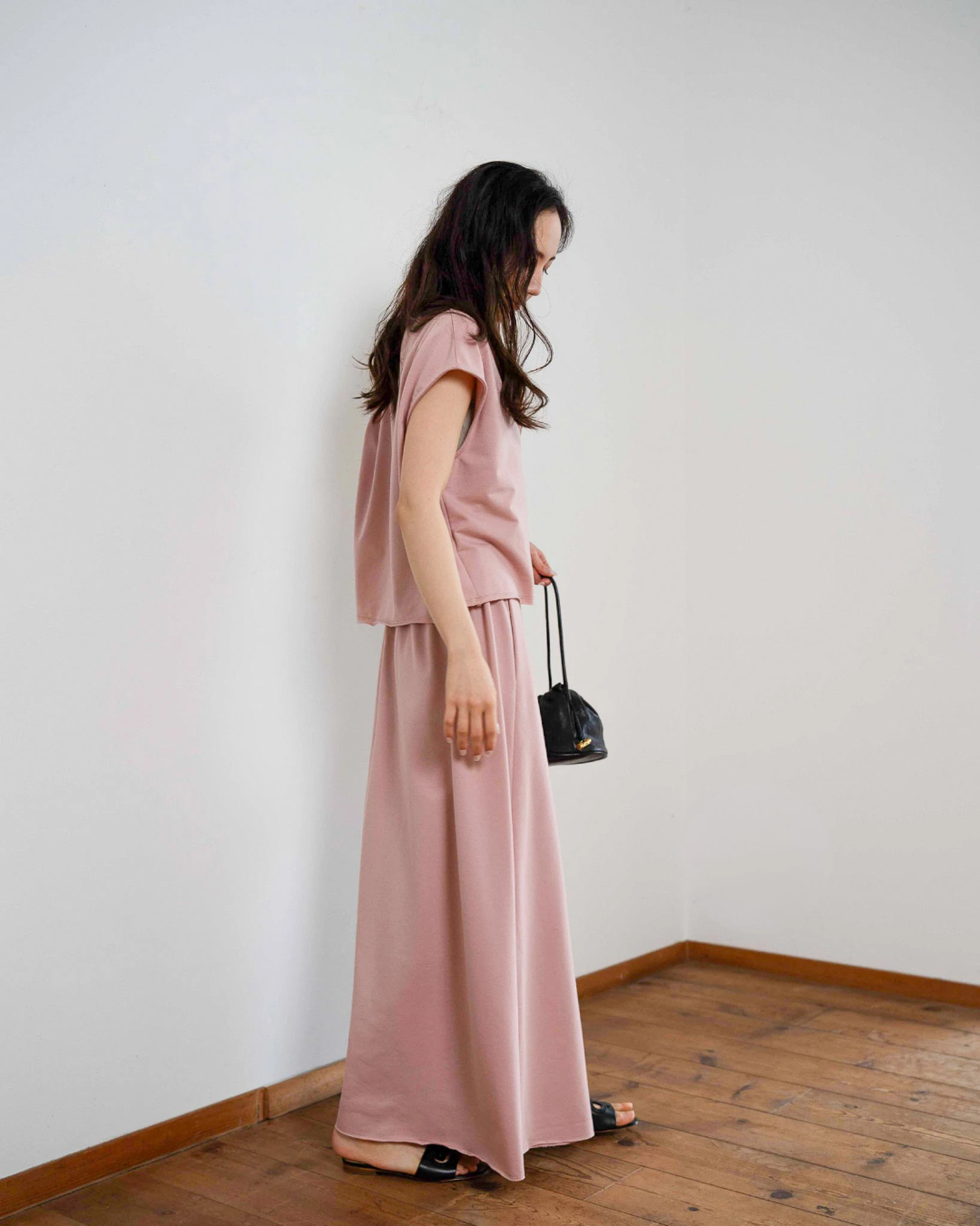 ピンクのセットアップを着た女性