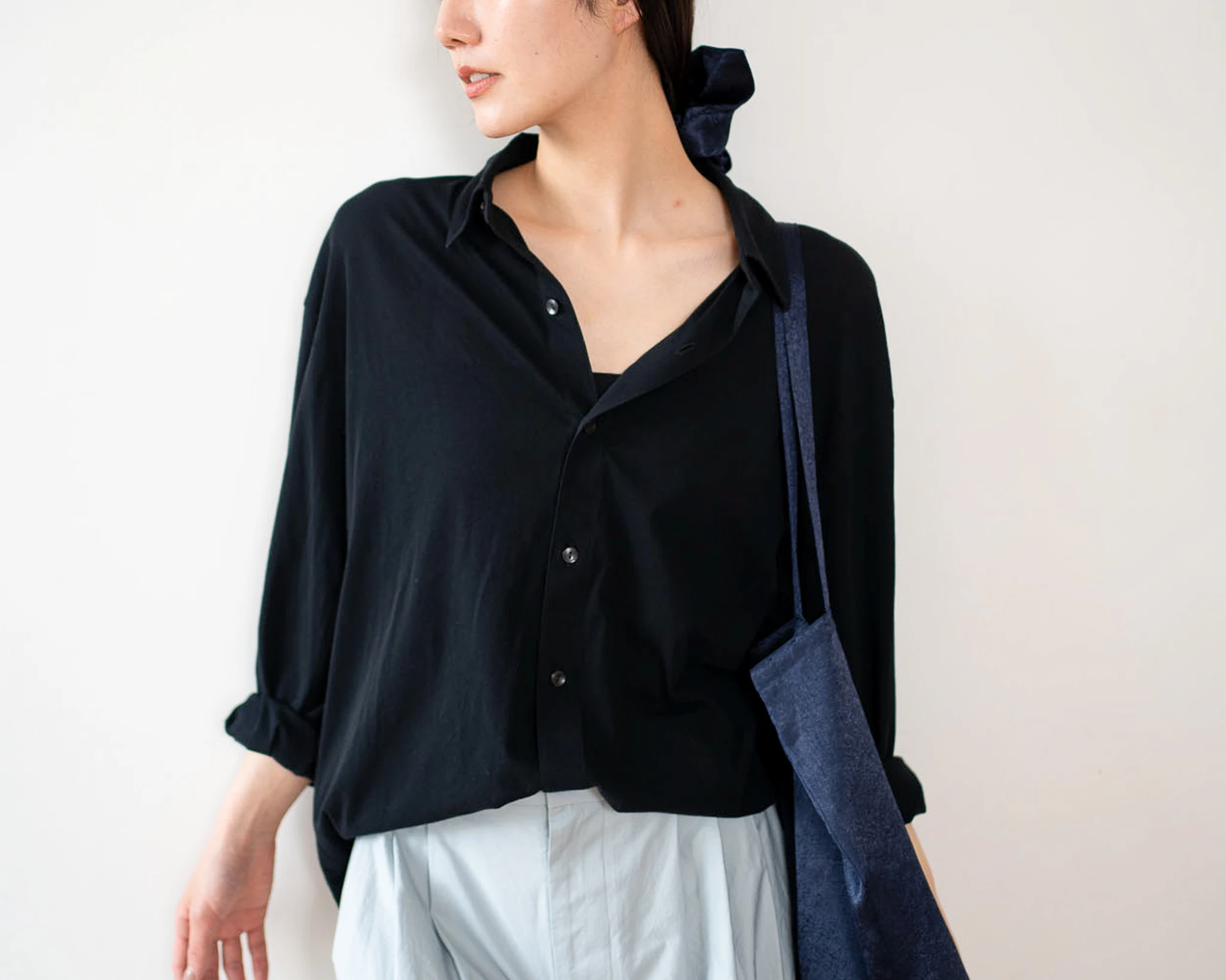 UKAY黒色のcut and sew shirtを着る女性