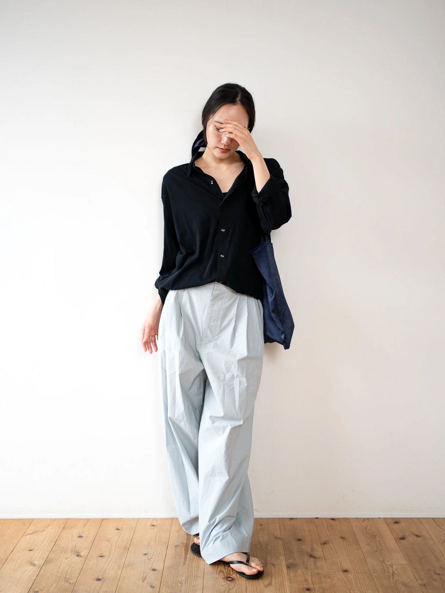黒色のcut and sew shirtとassietteのパンツを着る女性
