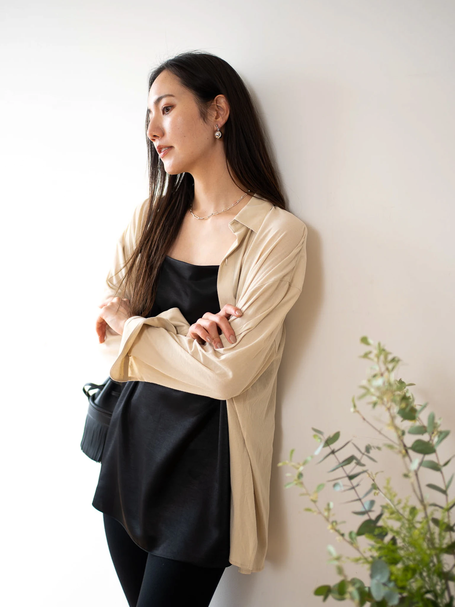 黒色のcut and sew shirtとJ&M DAVIDSON