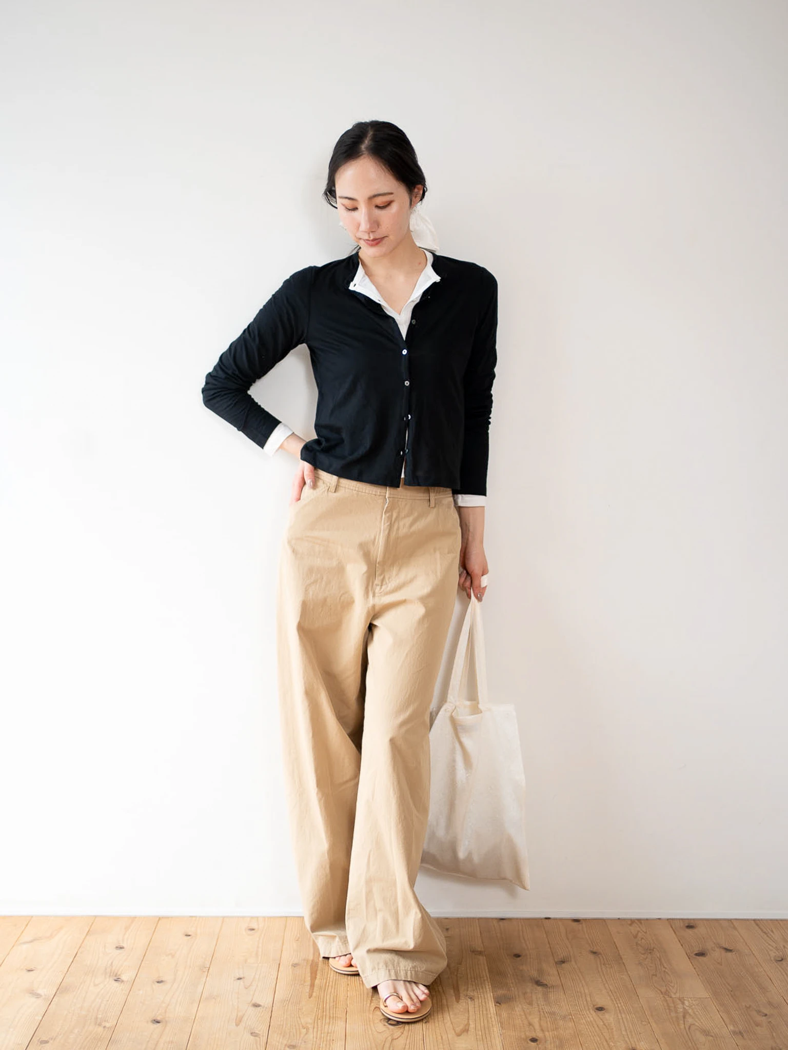 黒色のsheer cotton cardiganを着た女性