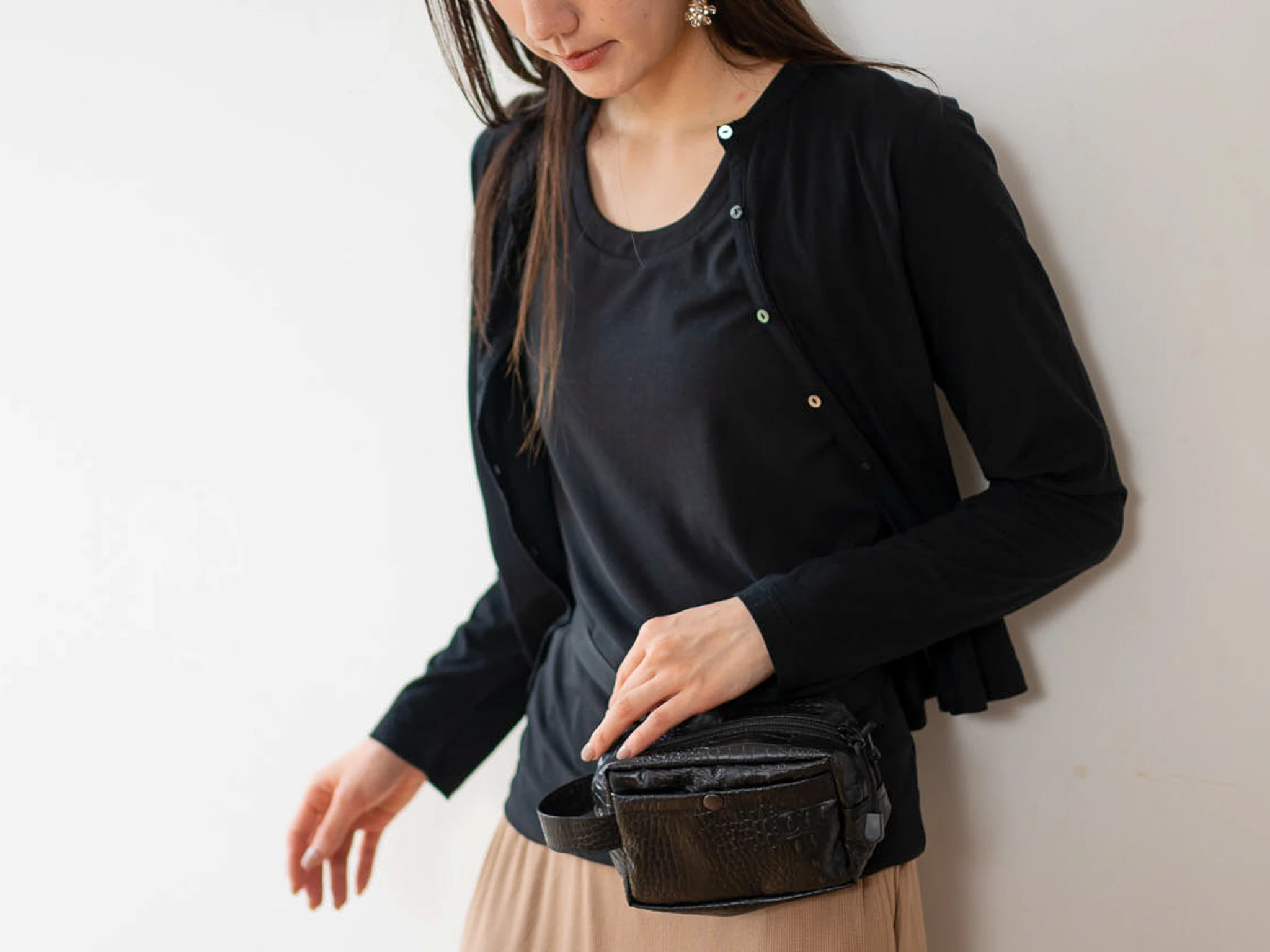 黒色のsheer cotton cardiganとBAGINPROGRESSを持つ女性