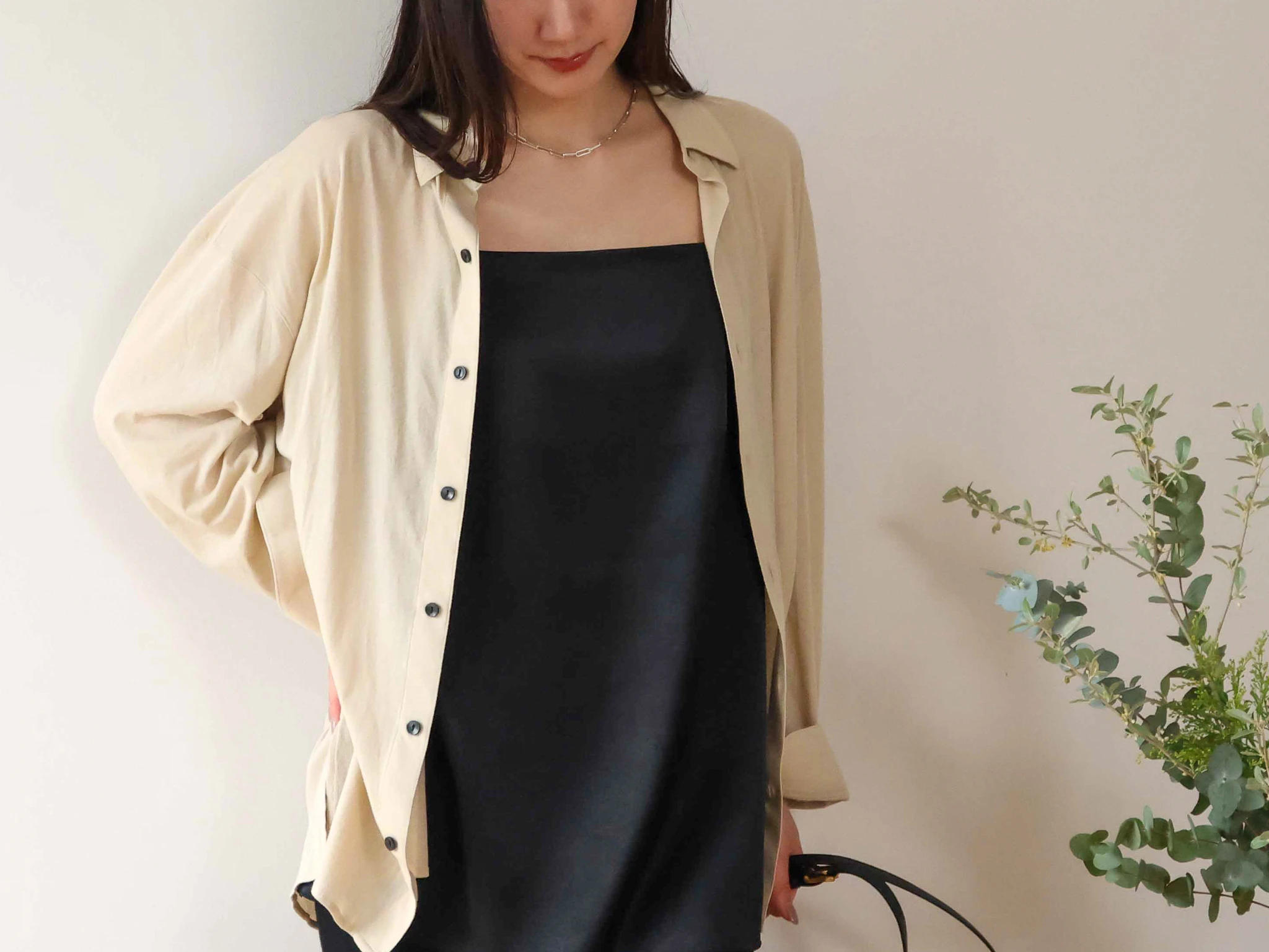beigeのcut and sew shirtを着る女性