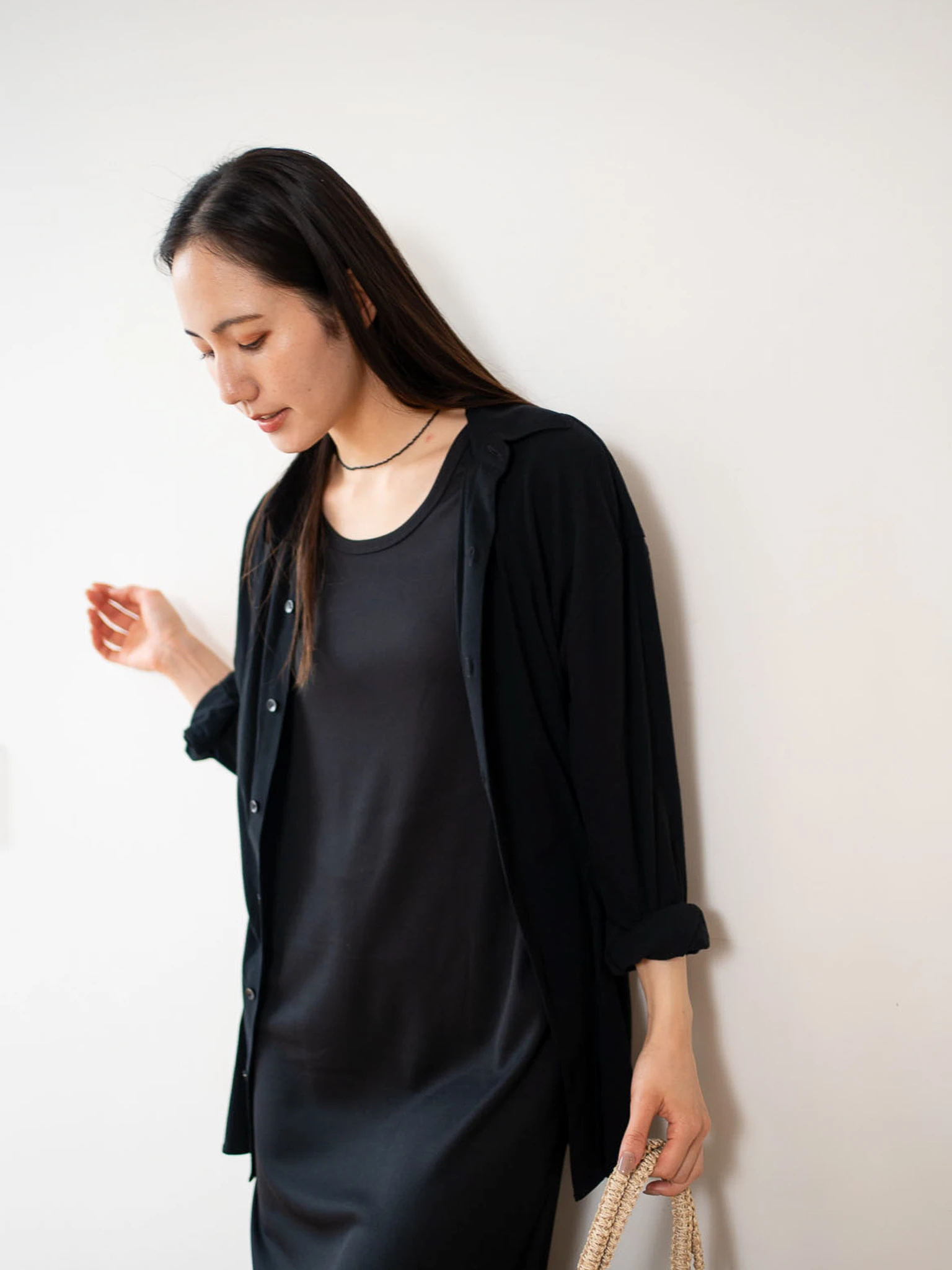 黒色のcut and sew shirtを着る女性