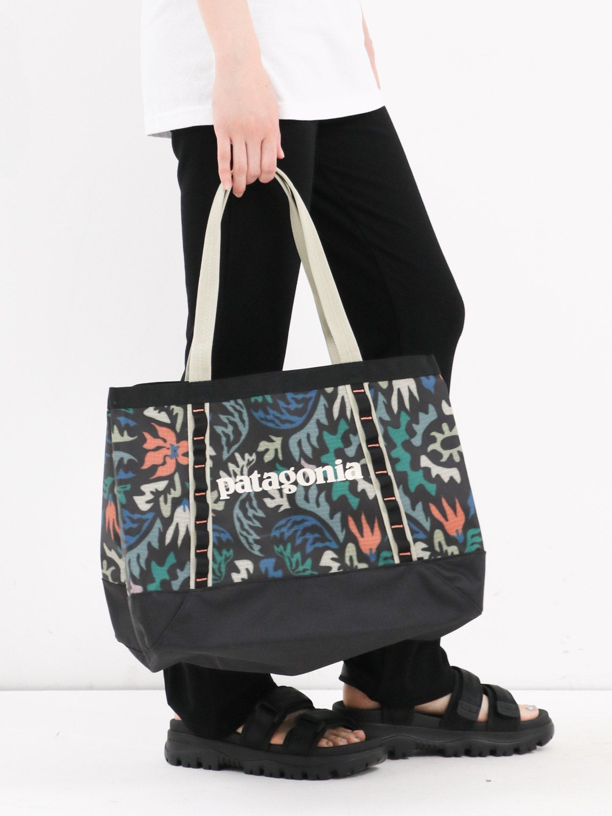 Patagonia 抽象模様 ボディバッグ　美品 パタゴニアのボディバッグ、 カラーリング可愛すぎん？？？